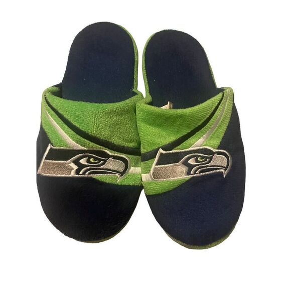 Golden Lion Seahawks Black Green Snap Back Hat Cap And Slide Slippers Set of 2 - Picture 10 of 14